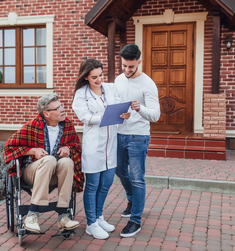 Son with nurse speaking about old man in whelchair and looking on his resultats!